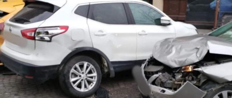 Притягнули до відповідальності водія, який розтрощив 3 припарковані авто