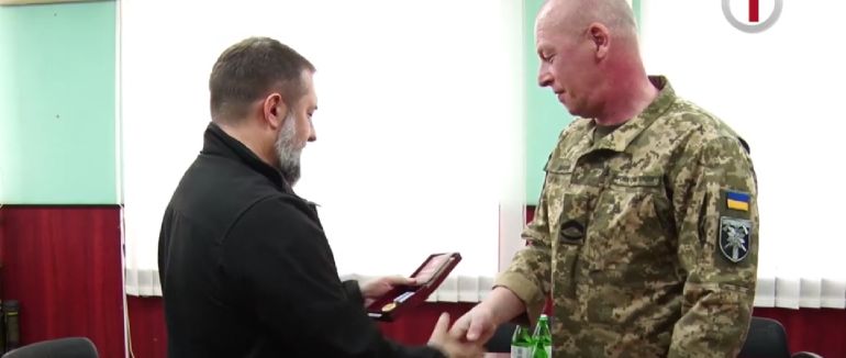 У Мукачівській РВА Сергій Гайдай вручив президентську медаль В’ячеславу Дебелому (ВІДЕО)