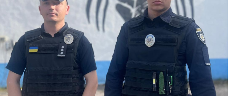 Лежала непритомна на узбіччі: патрульні в Ужгороді допомогли жінці