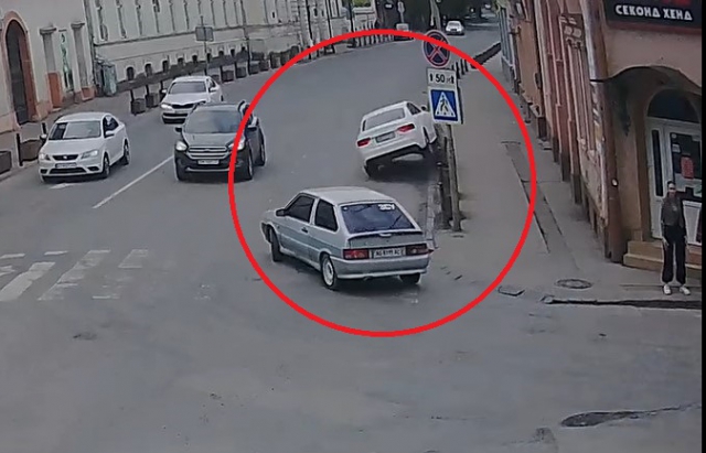 Не вписався у поворот: у Берегові трапилася ДТП