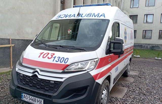 В Ужгороді проведуть розслідування, щодо смерті чоловіка на зупинці через можливу затримку медиків