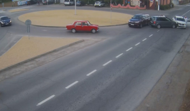 В Яношах на кільці зіткнулися два таксі