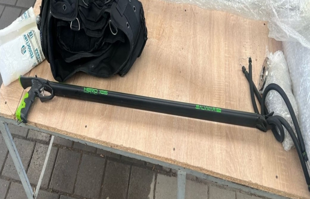 На Закарпатті прикордонники у чоловіка виявили підводний арбалет з стрілами