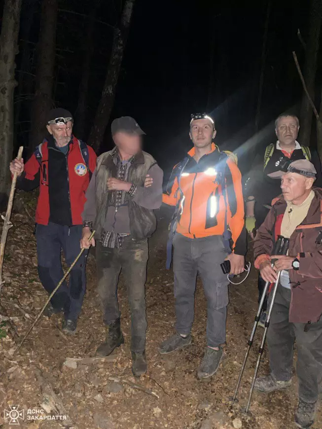 Гірські рятувальники привели до тями та транспортували до місця проживання людину Події  20