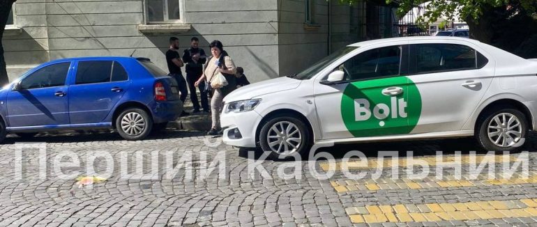 Рух ускладнено: у центрі Мукачева на пішохідному переході таксі збило жінку