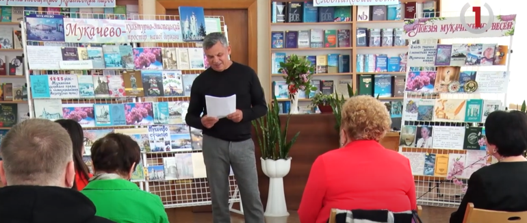 “Цвітіння сакур – натхнення мить”: у Мукачеві митці зібралися на традиційний літературний вечір (ВІДЕО)