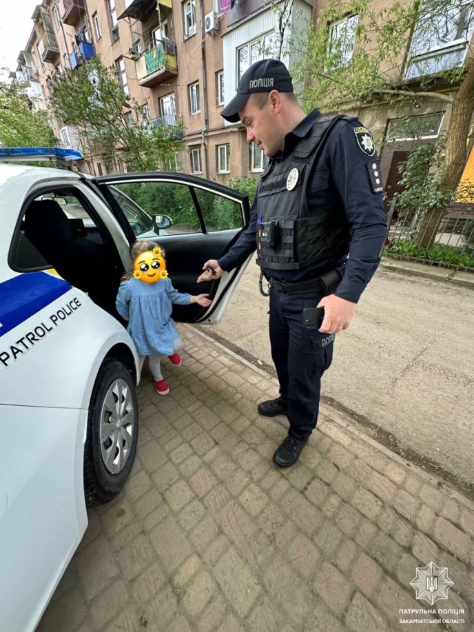 Маленька дитина була сама і налякана: патрульні відшукали маму дівчинки