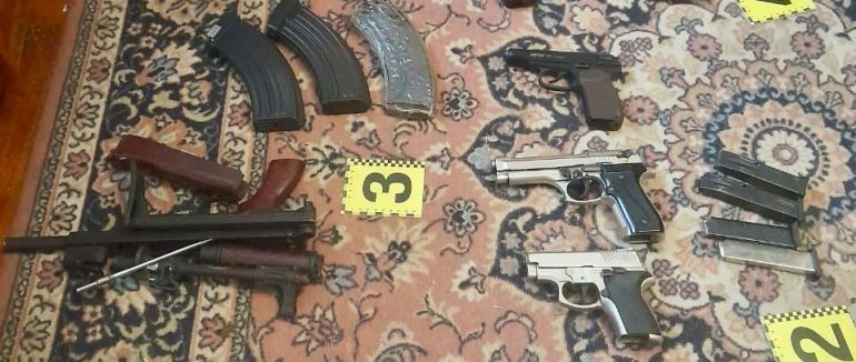 У двох жителів Рахівщині виявили цілий арсенал зброї