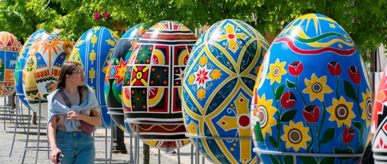 12 писанок до Великодня встановили на площі Шандора Петефі в обласному центрі