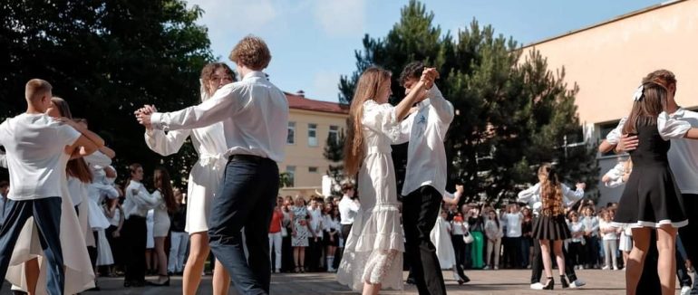 Понад 10 тисяч випускників на Закарпатті попрощалися зі своїми навчальними осередками