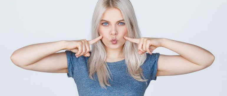 Мова тіла: психологиня розповіла, як зрозуміти, що ви не подобаєтесь людині