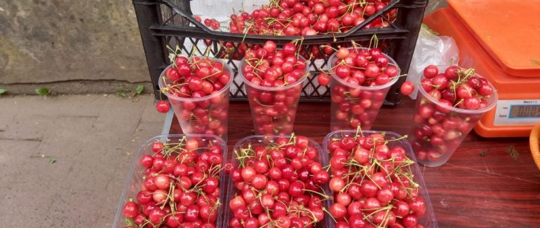 На ринках Ужгорода вже продають закарпатську черешню