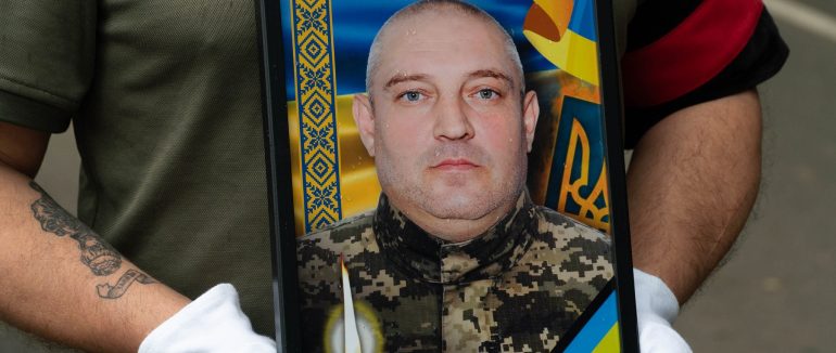 В Ужгороді попрощалися із 45-річним солдатом, стрільцем-зенітником Юрієм Семиряжком