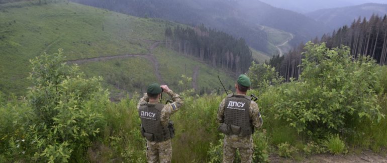 Декілька груп «любителів гір» намагались перетнути кордон