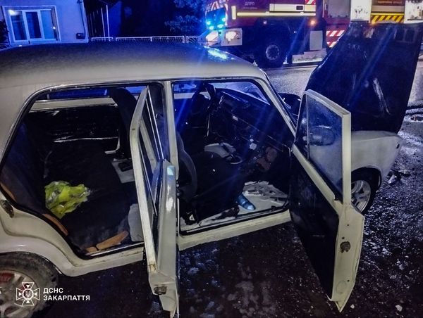 На Ужгородщині вогнеборці ліквідували загоряння легкового транспорту