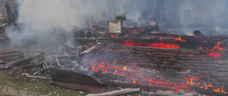 На Ужгородщині надзвичайники загасили пожежу на території приватного дворогосподарства