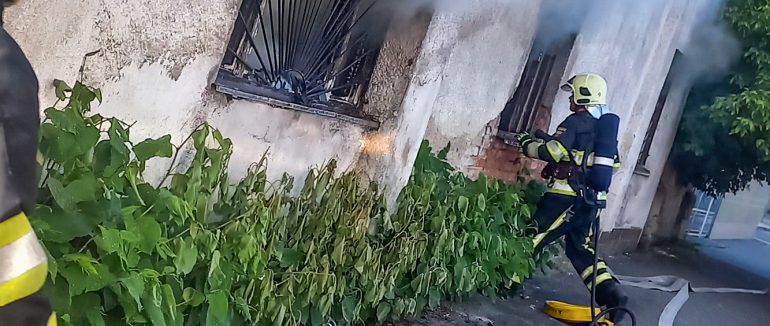 У Мукачеві поблизу вокзалу горіла закинута будівля