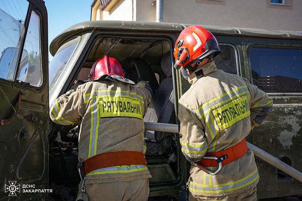 Ужгородські вогнеборці ліквідували загоряння в автомобілі