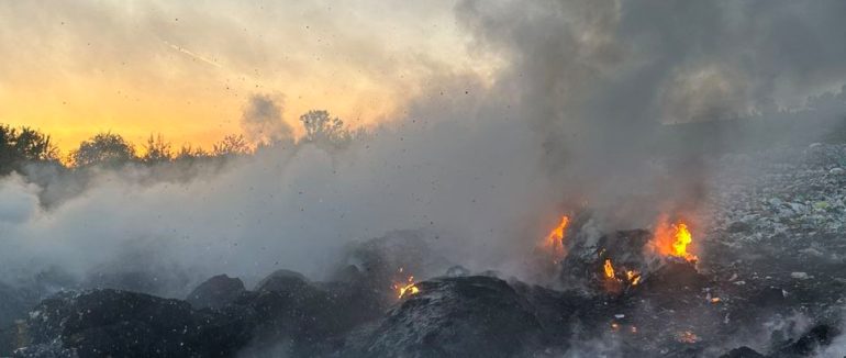 Під час гасіння пожежі сміттєзвалища в Чопі виявили чоловіка з опіками