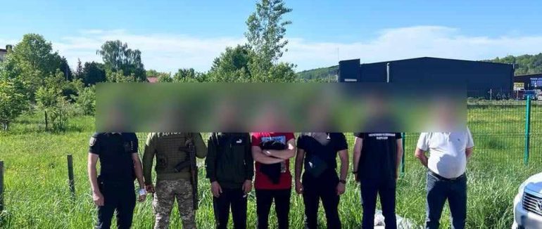 На Закарпатті пенсіонер планував доправити двох «водолазів»