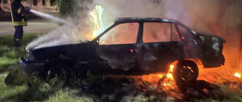 На одній із вулиць Мукачева ввечері загорівся автомобіль