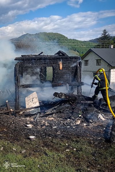 Рахівські рятувальники ліквідували пожежу в будинку