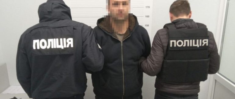 Судитимуть закарпатця, який під приводом пошуку зниклого військовослужбовця виманив у його дружини 10 500 доларів США