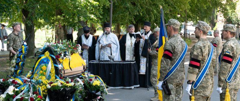 В Ужгороді поховали захисника, який поліг при виконанні бойового завдання кілька днів тому