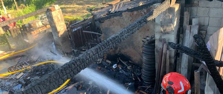 На Ужгородщині горів будинок та гараж