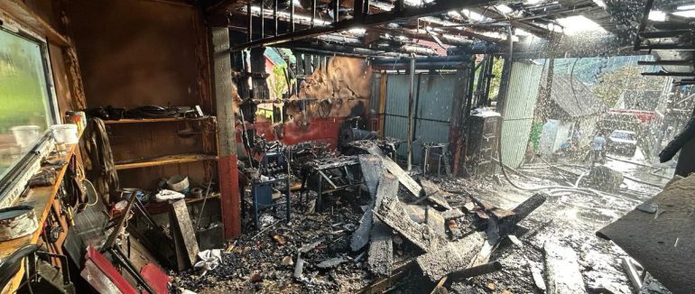 У Рахові вогнеборці ліквідували масштабну пожежу дерев’яної надвірної споруди