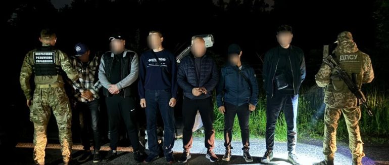 Вночі закарпатські прикордонники зупинили автівку з порушниками
