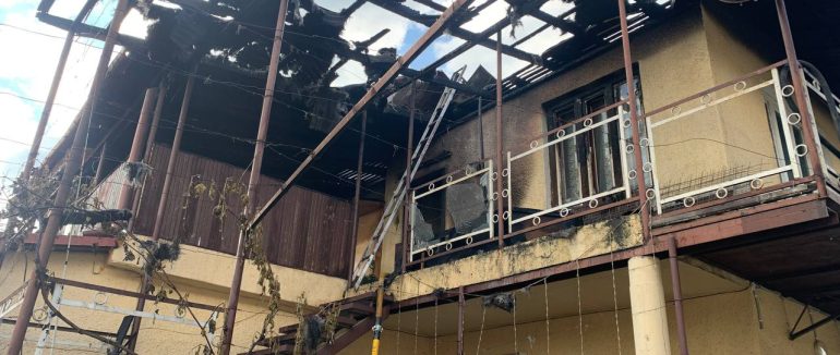 Рятували житловий будинок та надвірну споруду: на Мукачівщині рятувальники ліквідували пожежу