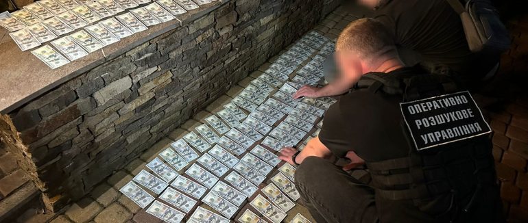 18 тисяч доларів США за незаконне переправлення двох осіб до ЄС: на Закарпатті затримали чергового організатора