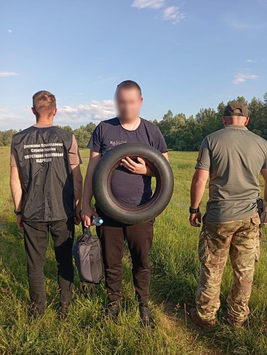 На Закарпатті затримали чоловіка, який на гумовій камері намагався переплисти Тису