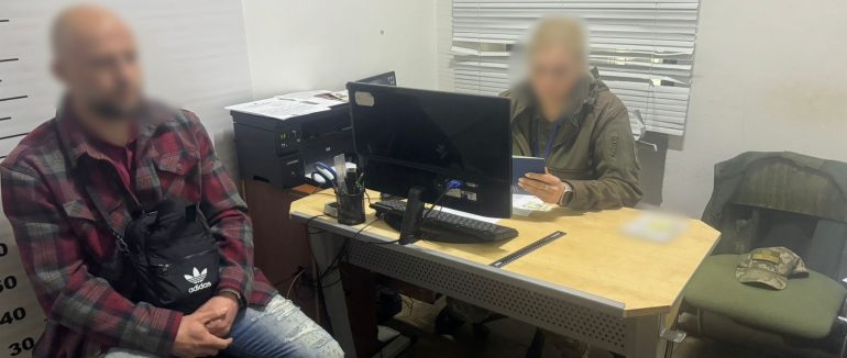 У ПП «Лужанка» затримали чоловіка з фальшивими документами, який намагався виїхати за кордон