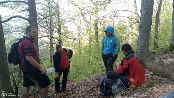 Закарпатські рятувальники надали допомогу двом заблукалим туристам