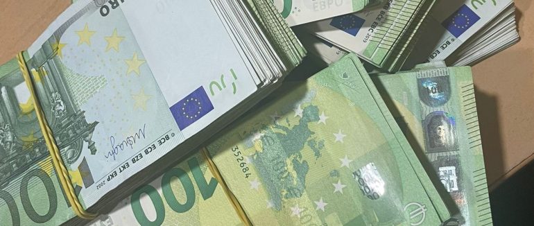 На МП «Вилок» затримали киянина, який намагався вивезти 80 тисяч євро