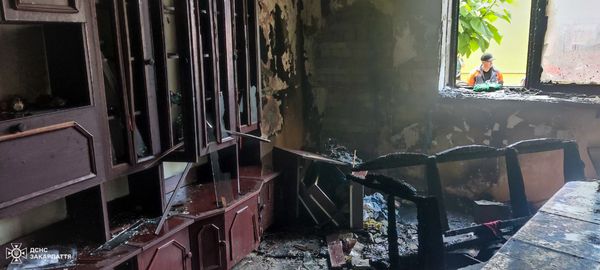 Будинок у вогні: в Королеві сталася пожежа з дитиною в хаті (ФОТО)