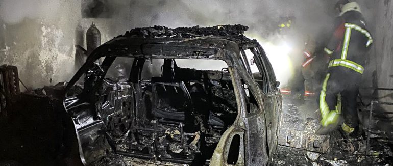 Згорілий “Мерседес”: у Тарасівці сталася пожежа в гаражі (ФОТО)