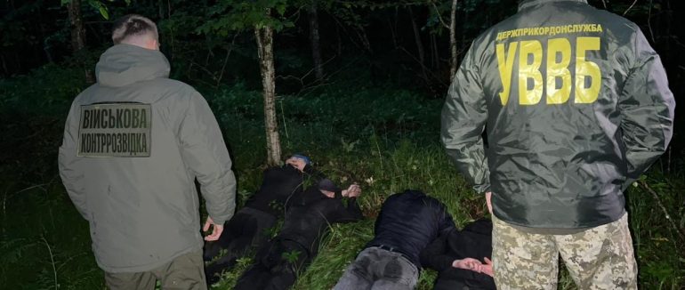 На Закарпатті затримали ділків, які переправляли через кордон чоловіків призовного віку