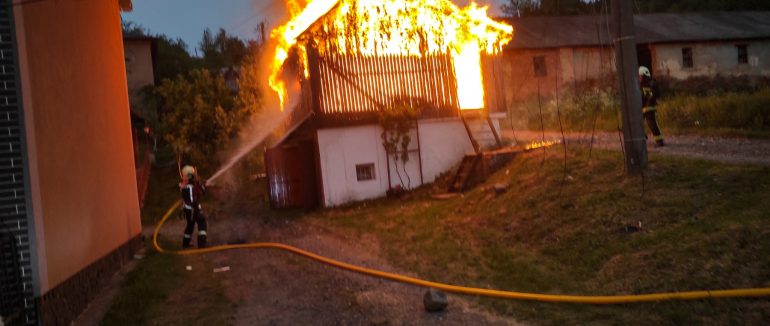 У Нижні Воротах рятувальники ліквідовували пожежу у надвіній споруді і вберегли будинок