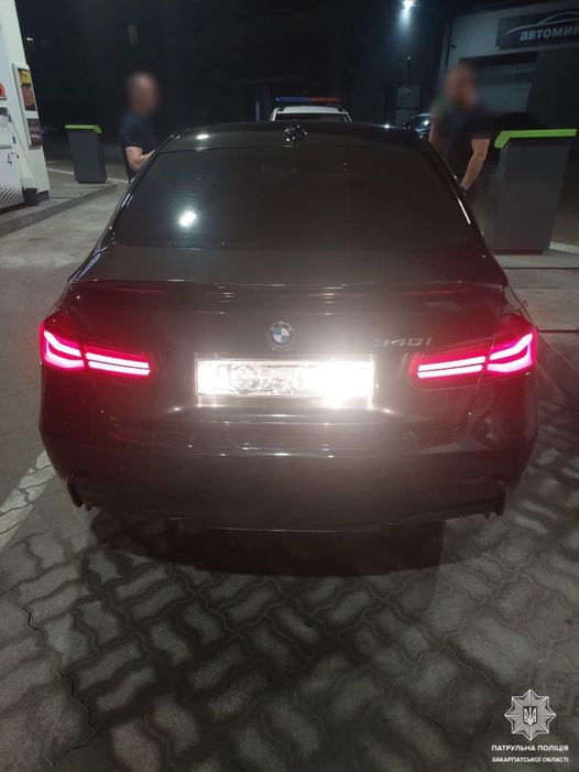 В Ужгороді затримали водія, який їздив містом із заклеїними номерами та з явними ознаками підробки