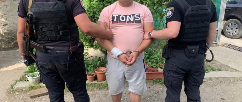 На Хустщині у чоловіка вилучили  близько 5 кг наркотиків рослинного походження з помешкання