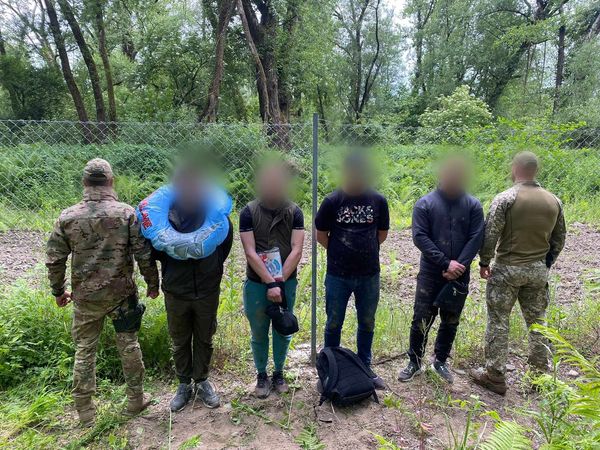 На Закарпатті прикордонники затримали 4 чоловіків з двома дитячими колами