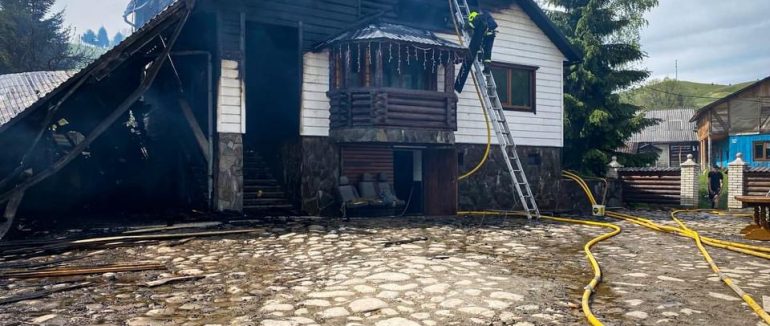 У Ясіні на Рахівщині через загорання в прибудові практично згорів будинок