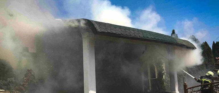 Берегівські вогнеборці загасили пожежу в альтанці