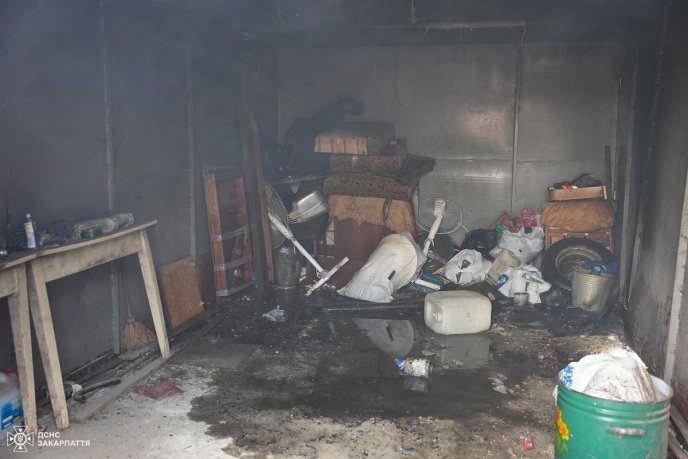 В Ужгороді вогнеборці гасили пожежу у гаражі