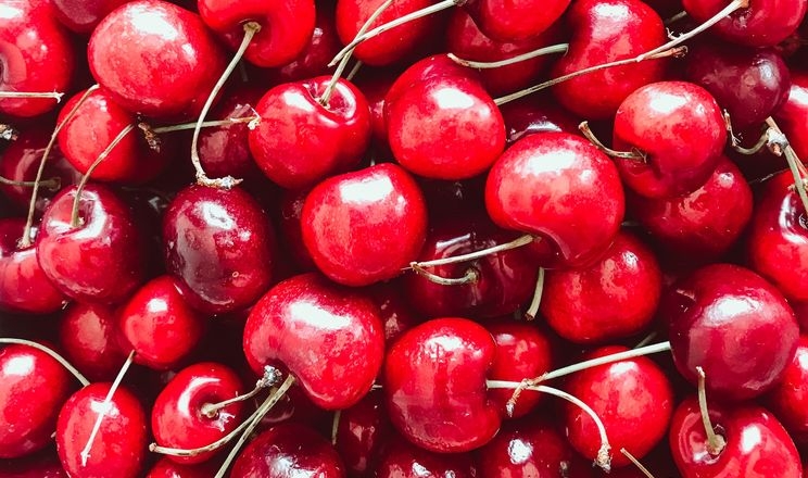 Ціни на черешню на Закарпатті знизилися у 3-5 разів