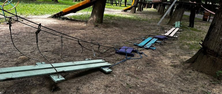 Переломи ніг: діагноз двох дівчат після травмування у Боздоському парку