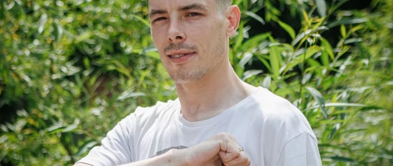 Англієць Маркус Сміт пішки дійшов від Будапешта до Ужгорода, аби стати в стрій ЗСУ